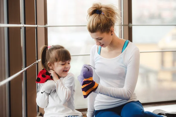 Moeder en dochter spelen met speelgoed in de sportschool — Stockfoto