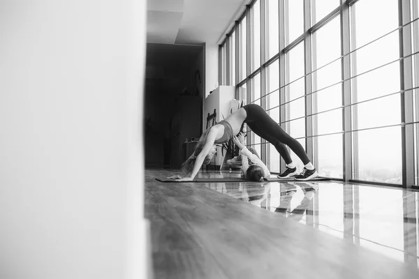 Mère et fille s'étirent dans la salle de gym — Photo