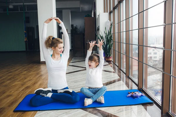 Moeder en dochter maken van yoga — Stockfoto