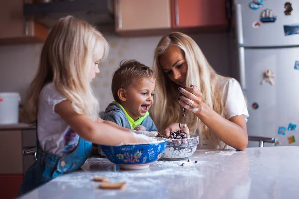 Dzieci z matki na kuchni — Zdjęcie stockowe