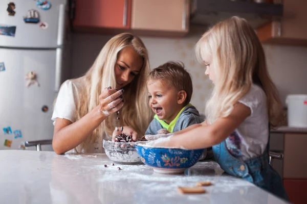 Kids with mother on kitchen — Stock Photo, Image