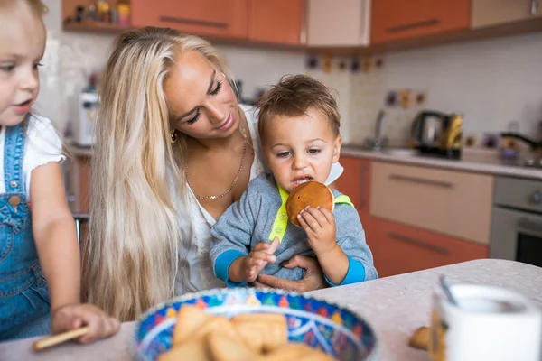 Діти з мамою на кухні — стокове фото