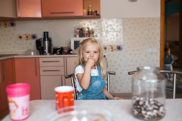 Dochter in keuken — Stockfoto