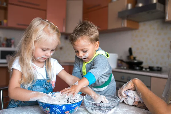 Crianças brincando na cozinha — Fotografia de Stock