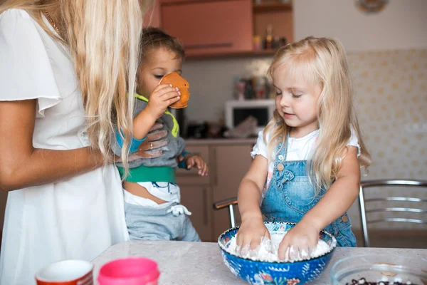 Дети играют на кухне — стоковое фото