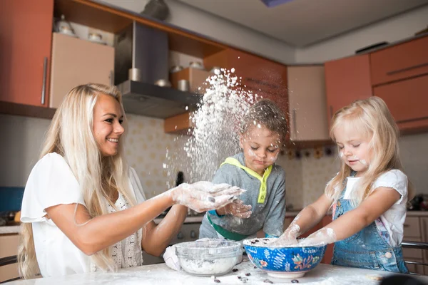 Crianças com mãe na cozinha — Fotografia de Stock