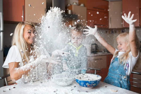 Kids with mother on kitchen — Stock Photo, Image