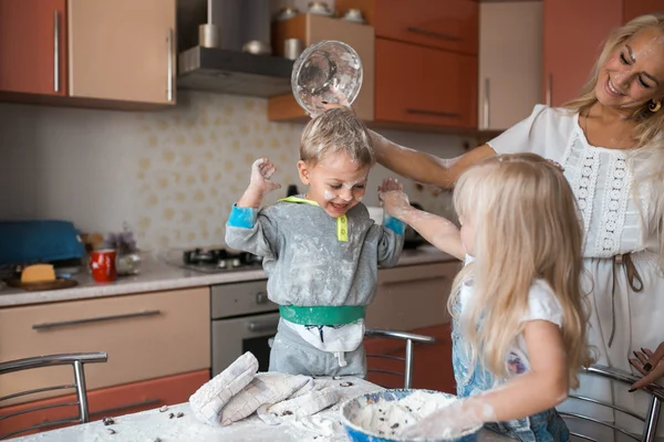 Дети с мамой на кухне — стоковое фото