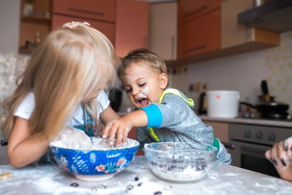 Дети играют на кухне — стоковое фото
