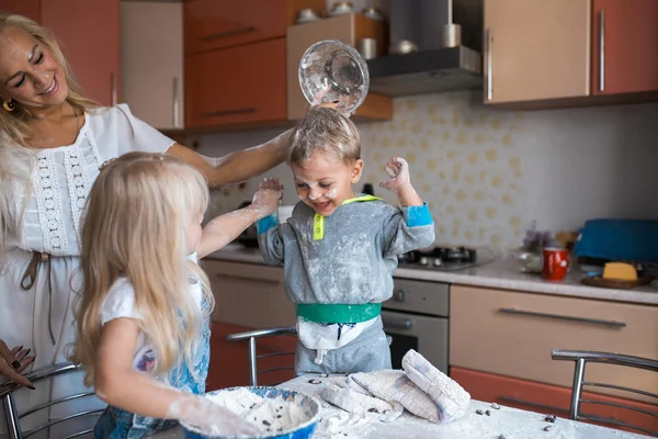 Crianças com mãe na cozinha — Fotografia de Stock