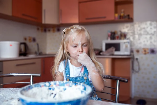 Menina na cozinha — Fotografia de Stock