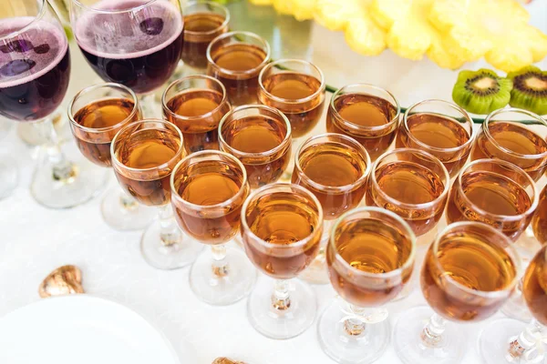 Whisky, bourbon, champagne, wijn en fruit. — Stockfoto