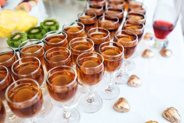 Виски, бурбон, шампанское, вино и фрукты . — стоковое фото
