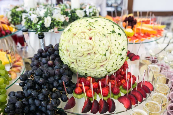 Cocktail with fruits — Stock Photo, Image