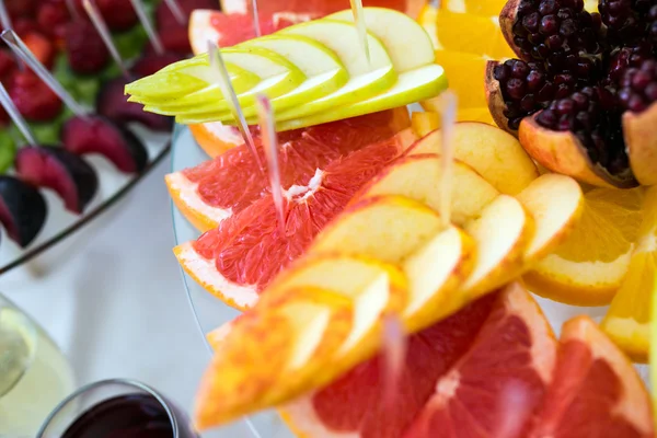 Тарелка с фруктами — стоковое фото