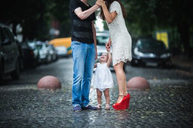 Aile yağmur altında