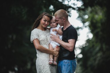 Aile yağmur altında