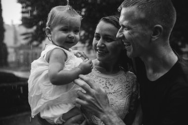 Aile yağmur altında