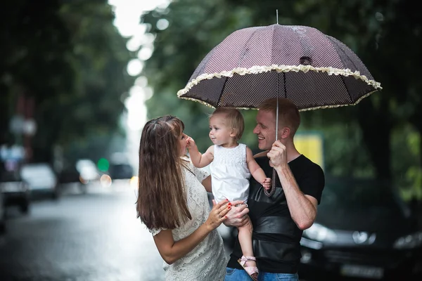 Aile yağmur altında