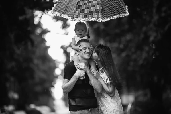 Famiglia sotto la pioggia — Foto Stock