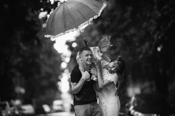 Familie im Regen — Stockfoto