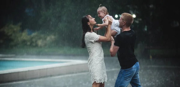 Familia bajo la lluvia —  Fotos de Stock