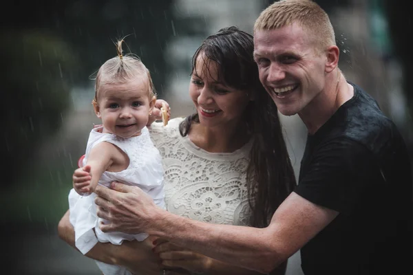Rodina v dešti — Stock fotografie