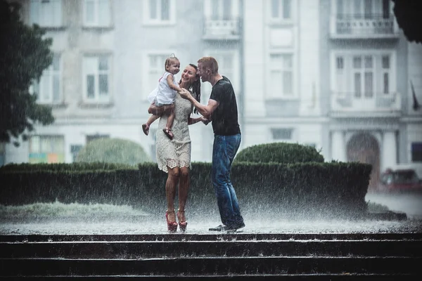 Familie im Regen — Stockfoto