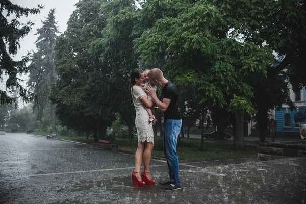 Family under the rain — Stock Photo, Image