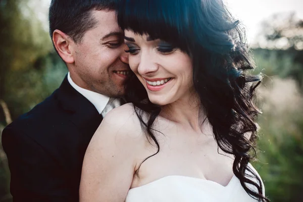 Preciosa pareja pasa tiempo en el campo — Foto de Stock