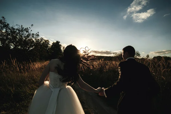 Encantador casal gasta tempo no campo — Fotografia de Stock