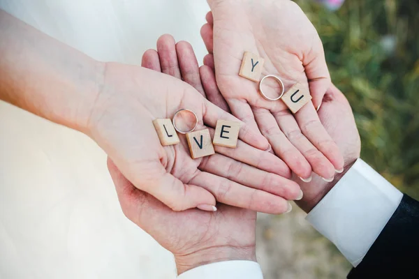 Симпатичное послание "Люби тебя", держащееся в руках  . — стоковое фото