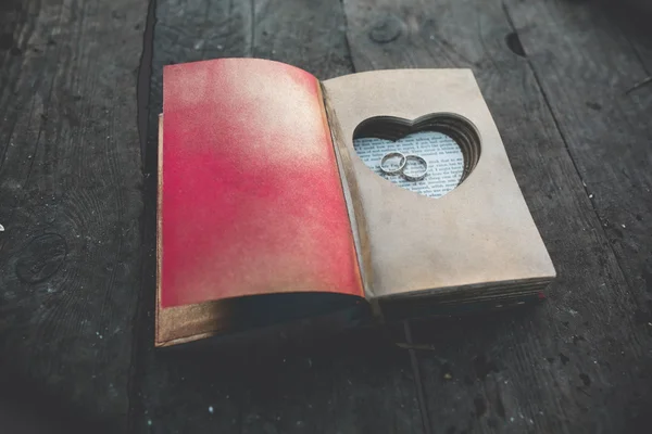 Affascinante libro d'epoca con cuore fatto a mano in cui giace l'anello . — Foto Stock