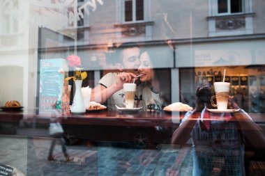 Çiftler şehirde iyi eğlenceler.