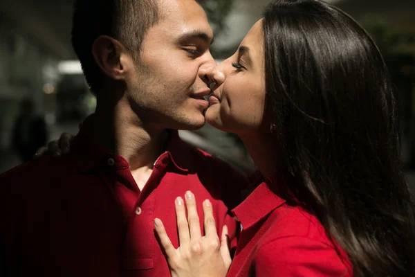 Casal se divertir na cidade — Fotografia de Stock