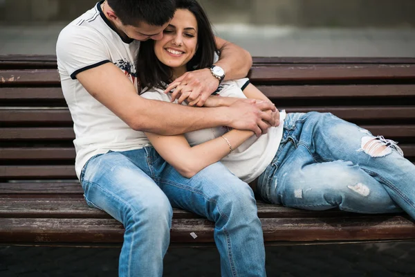 Paar hat Spaß in der Stadt — Stockfoto