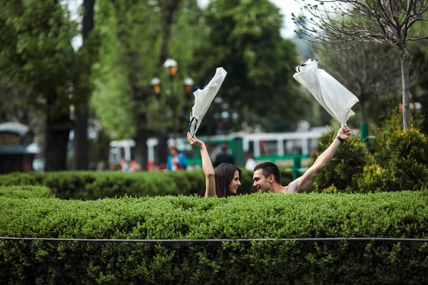 Pareja desvestida en la ciudad — Foto de Stock