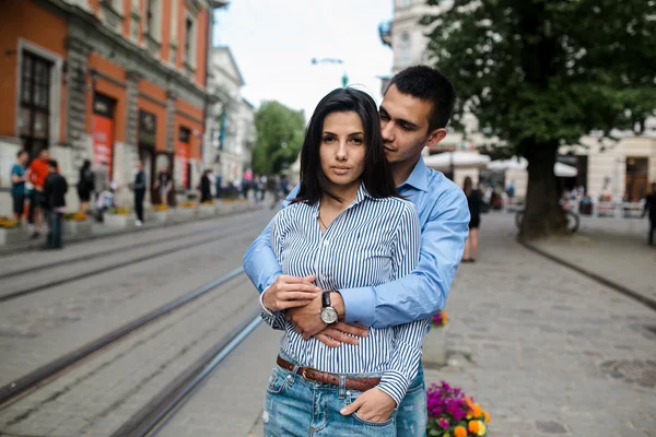 Pareja divertirse en la ciudad — Foto de Stock