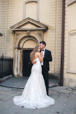 Antik bir tapınak fonunda poz Düğün çifti