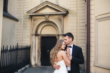 Güzel çift gorode içinde sarılma. Europe.