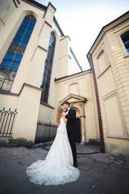 Güzel çift gorode içinde sarılma. Europe.