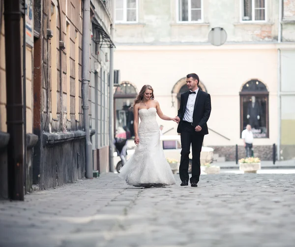 Hermosa pareja caminando por la ciudad europea — Foto de Stock