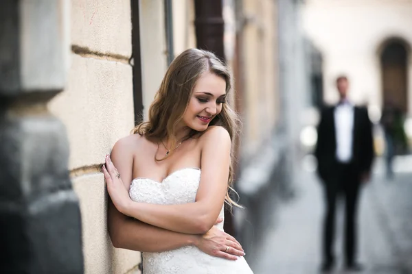 Hermosa novia esperando al novio — Foto de Stock