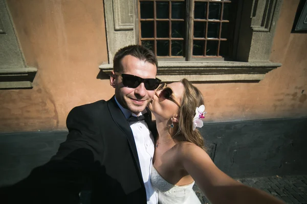 Couple de mariage avec des lunettes se soulager à la caméra . — Photo