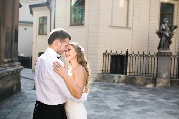 Şehirde öpüşen güzel bir çift.