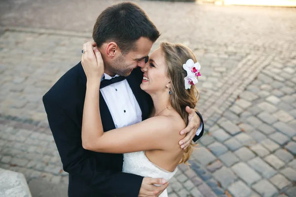 Um lindo casal abraçado em gorode. A Europa . — Fotografia de Stock