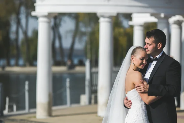 Hermosa pareja abrazándose en gorode. Europa . — Foto de Stock