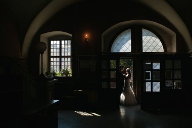 Gelin ve damat bir rahat evde doğal li ile çekilmiş fotoğrafı