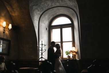 Gelin ve damat bir rahat evde doğal li ile çekilmiş fotoğrafı