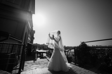 Güzel gelin bir Avrupa şehri fonunda poz